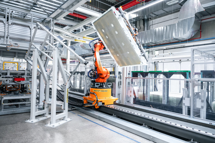 Für den Roboter eine Leichtigkeit, für Menschen wäre der Batterierahmen zu groß und schwer, um ihn so zu bewegen. (Bild: Audi)